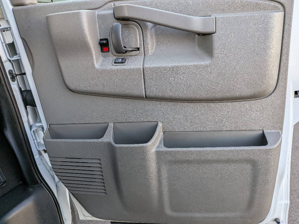 2025 Chevrolet Express Passenger 1LT