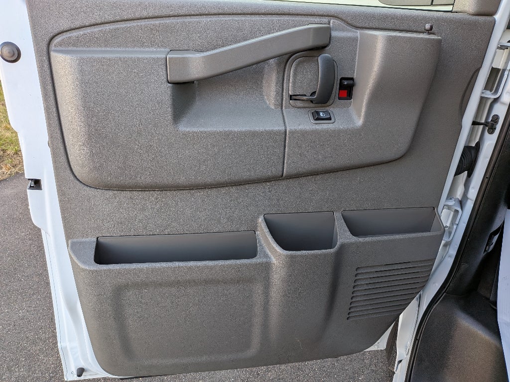 2025 Chevrolet Express Passenger 1LT