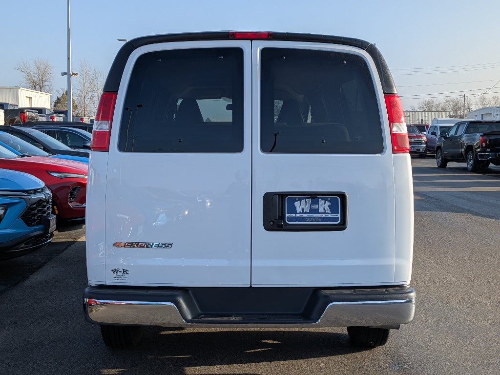 2025 Chevrolet Express Passenger 1LT