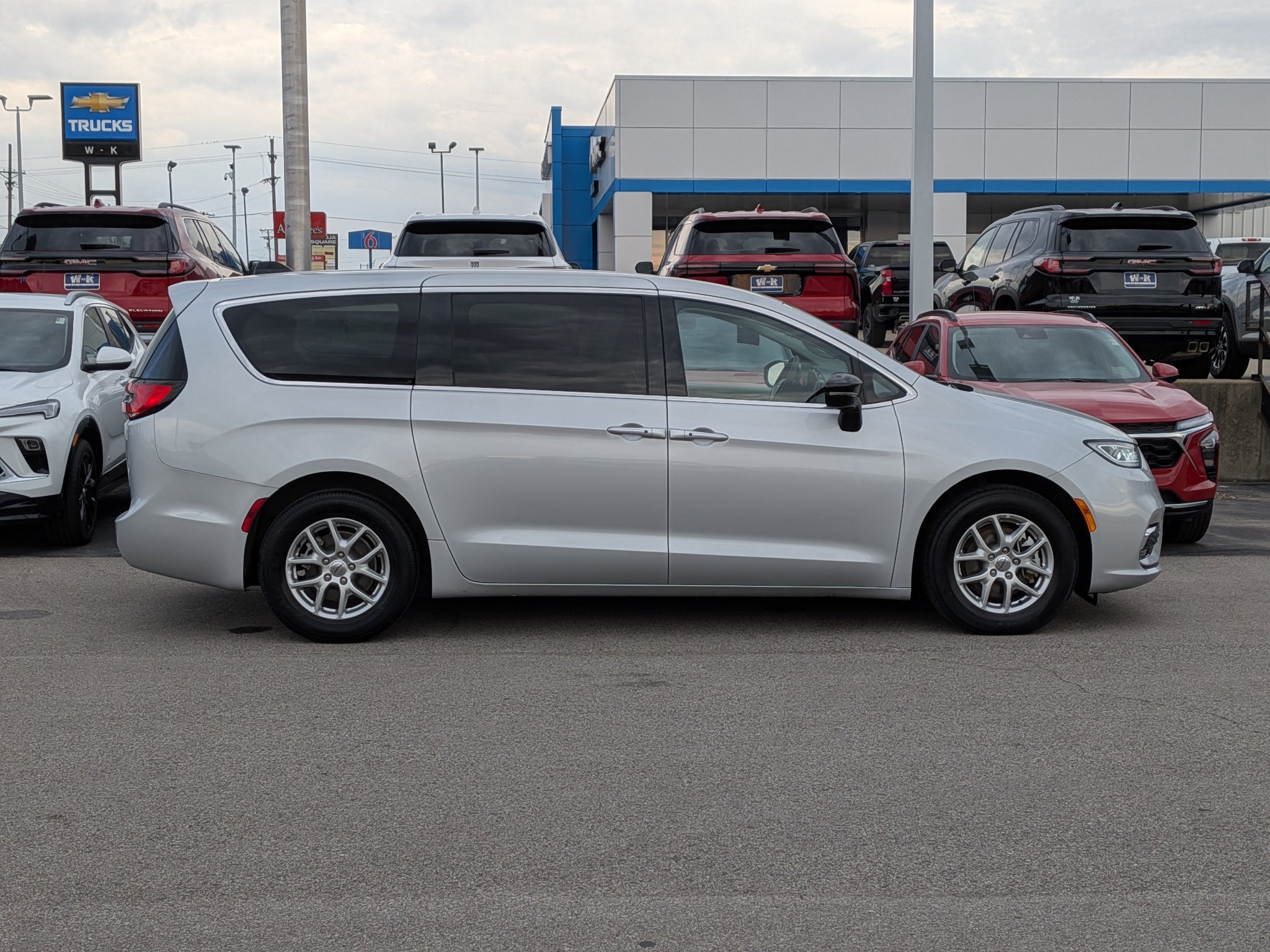 2024 Chrysler Pacifica Touring L