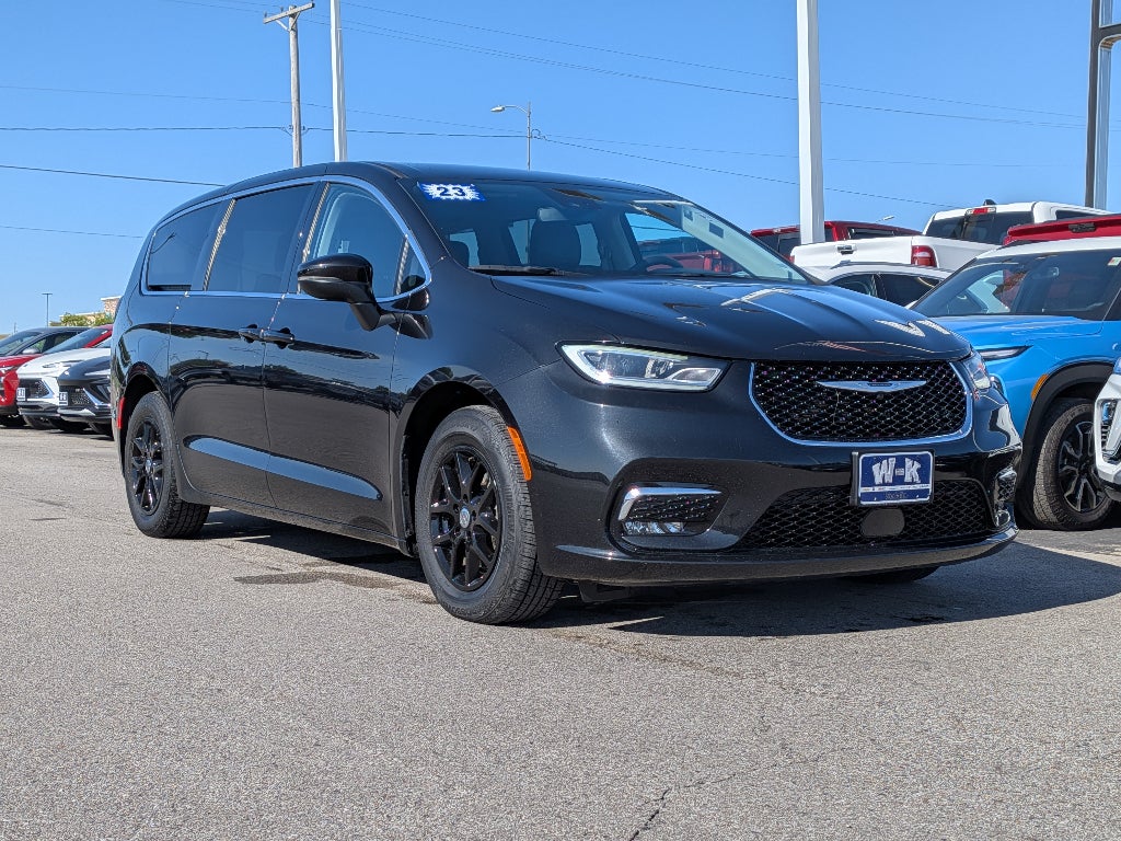 2023 Chrysler Pacifica Touring L's photo