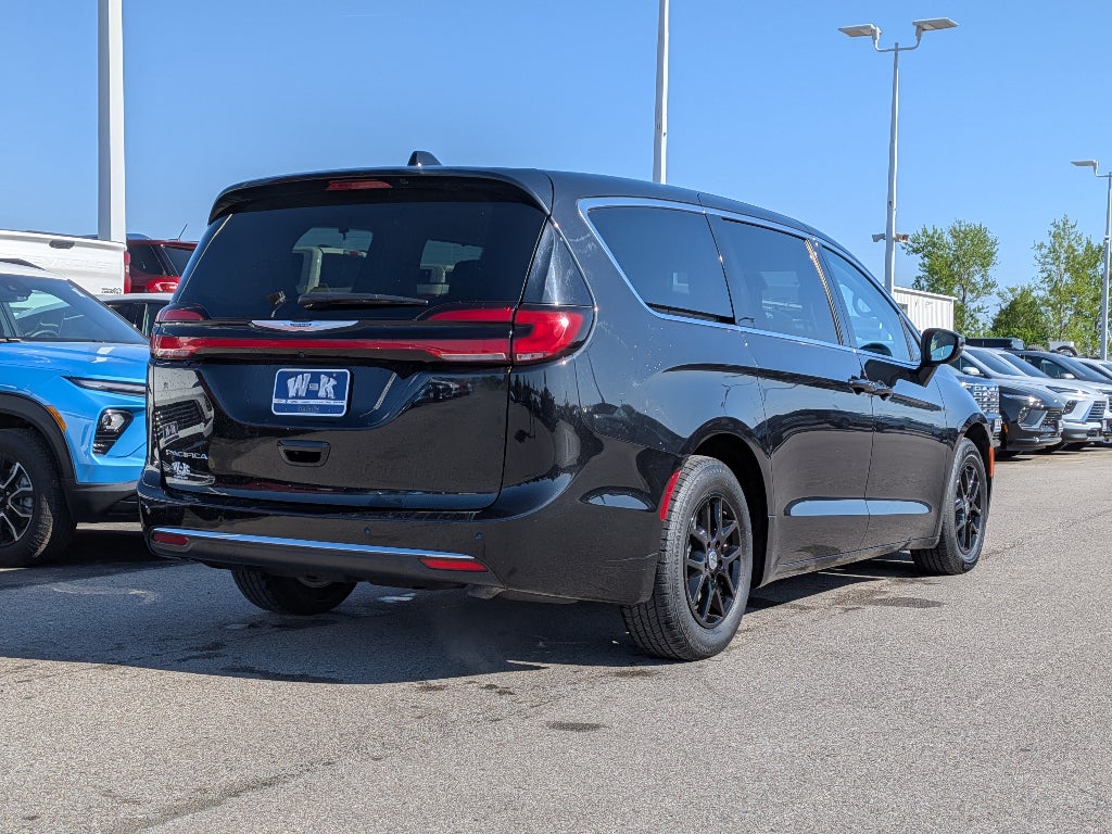 Used 2023 Chrysler Pacifica Touring L with VIN 2C4RC1BG8PR594237 for sale in Kansas City