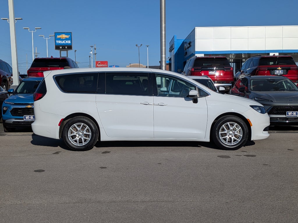 2023 Chrysler Voyager LX