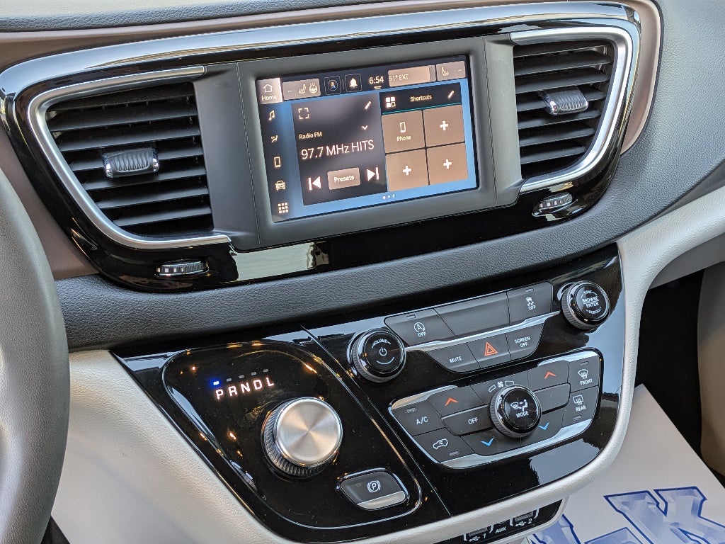 2022 Chrysler Voyager LX