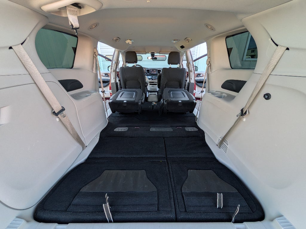 2022 Chrysler Voyager LX