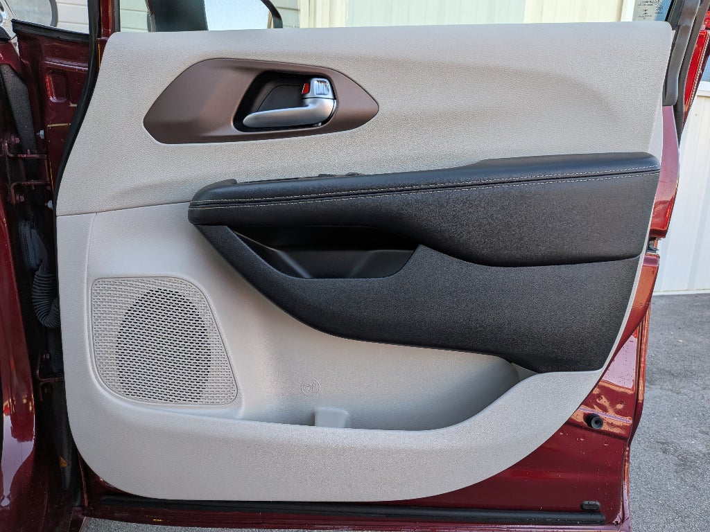 2022 Chrysler Voyager LX