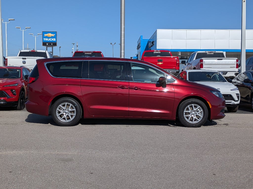 2022 Chrysler Voyager LX