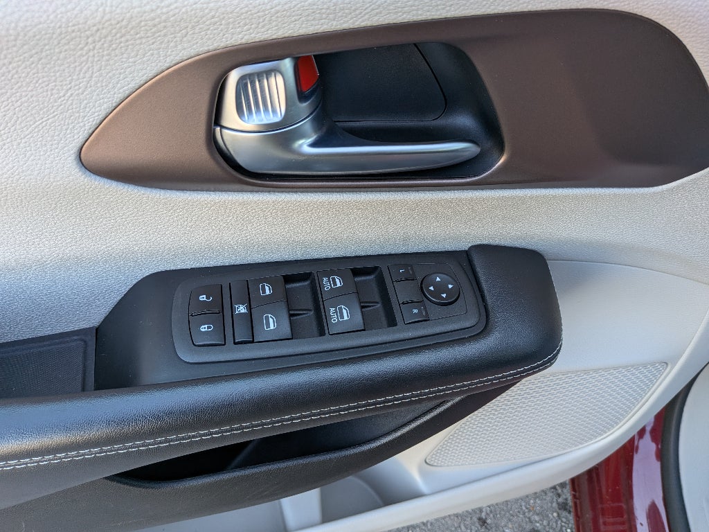 2022 Chrysler Voyager LX