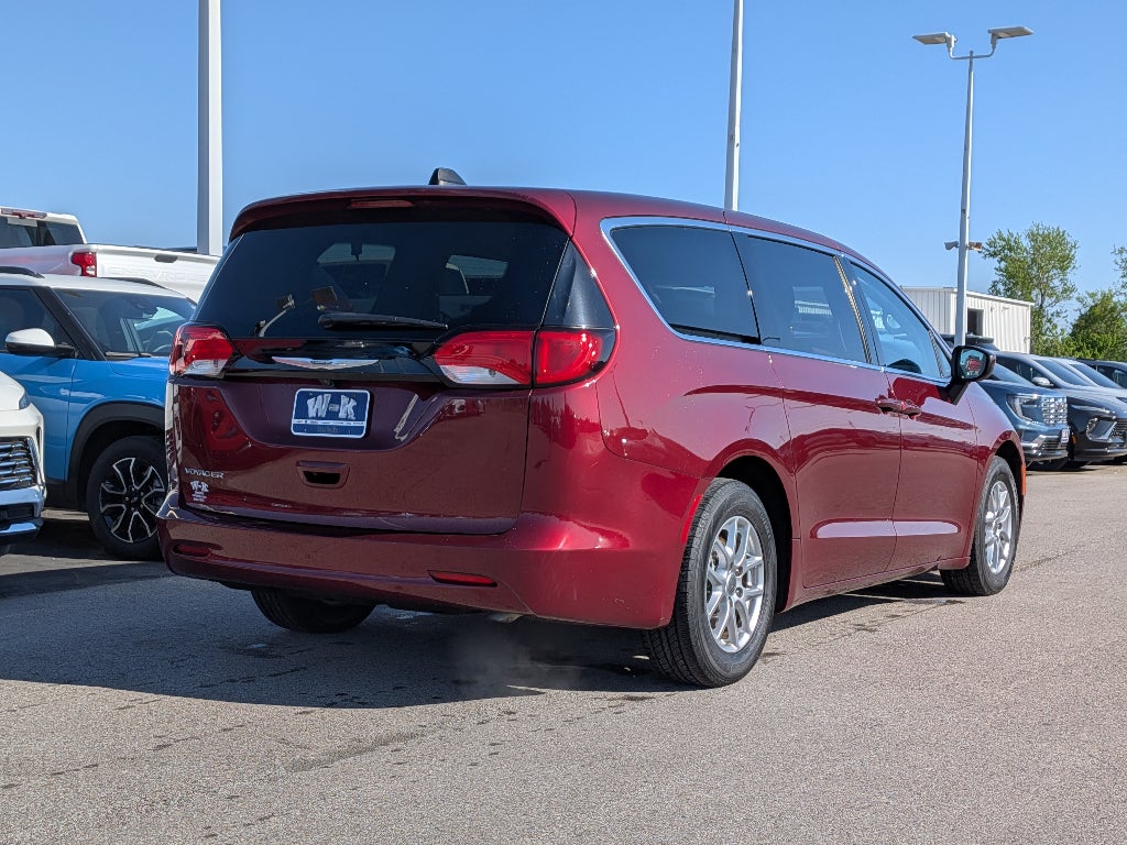 2022 Chrysler Voyager LX