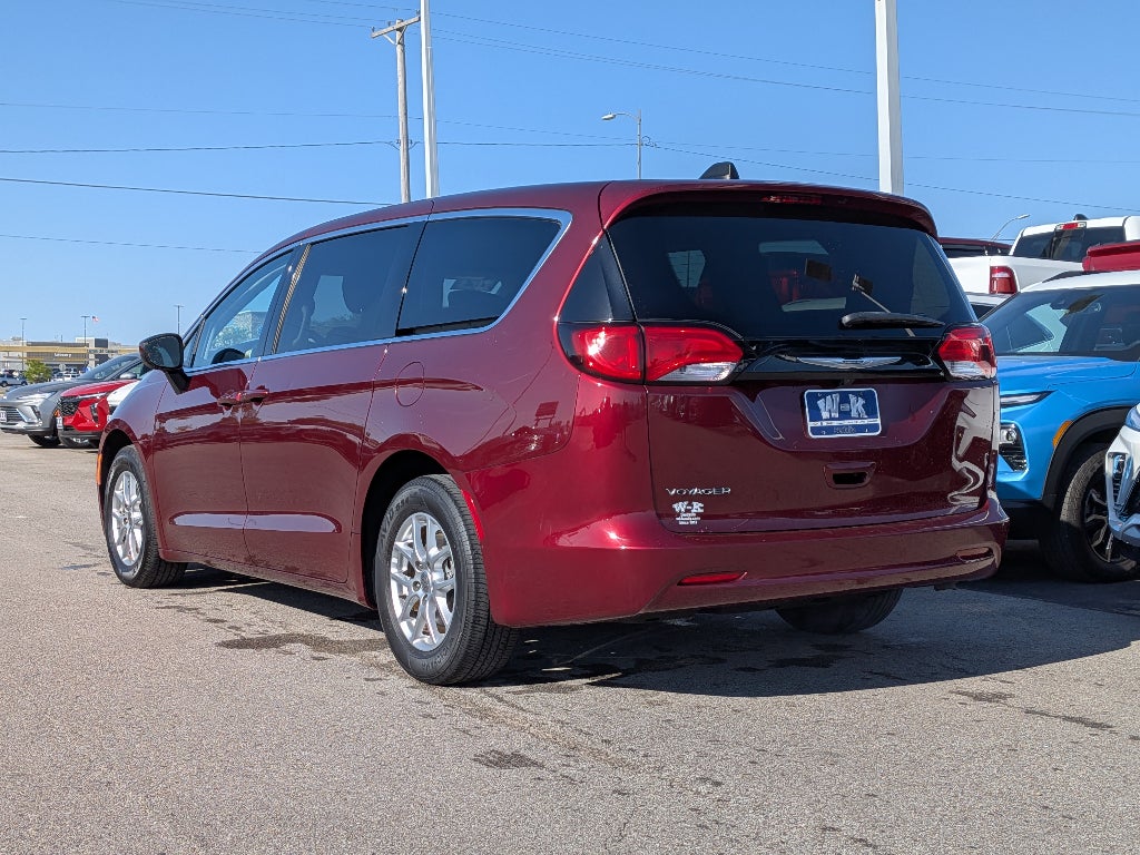 2022 Chrysler Voyager LX